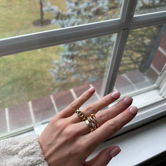 *Authentic Christian Dior Link Gold Ring

Size S (EU 50) - Picture 2 of 6